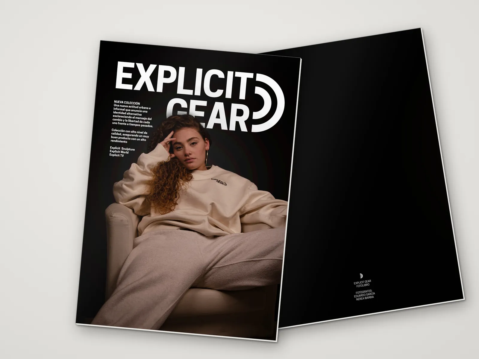El fotolibro de Explicit Gear cerrado: la portada y, detrás, la contraportada