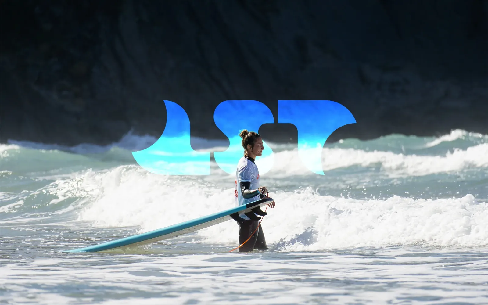 El isotipo de Let's Surf Together en azul sobre una foto de surf