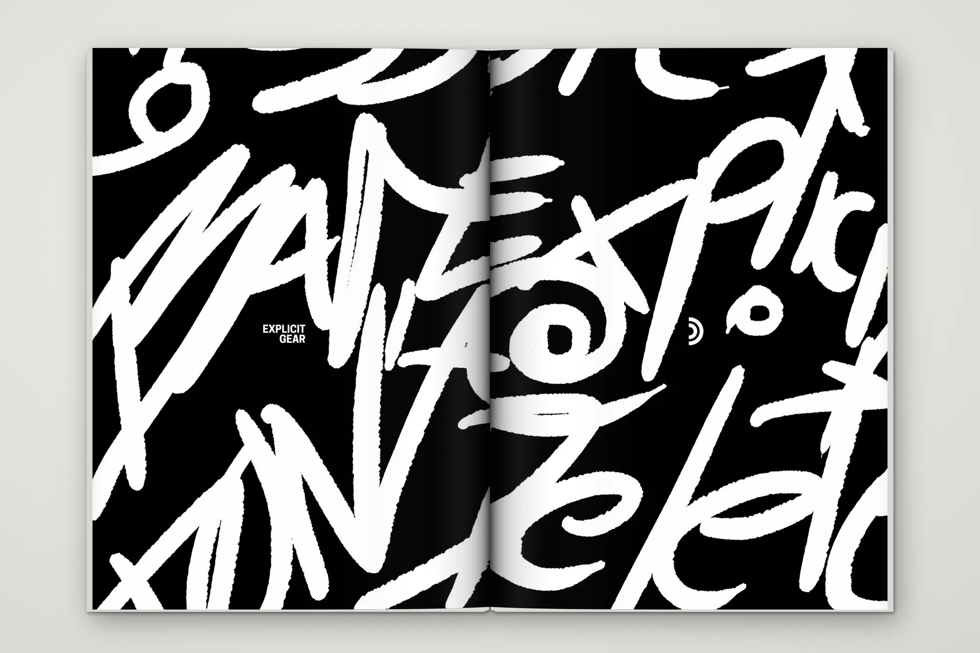 Las guardas: lettering blanco sobre negro con el logotipo