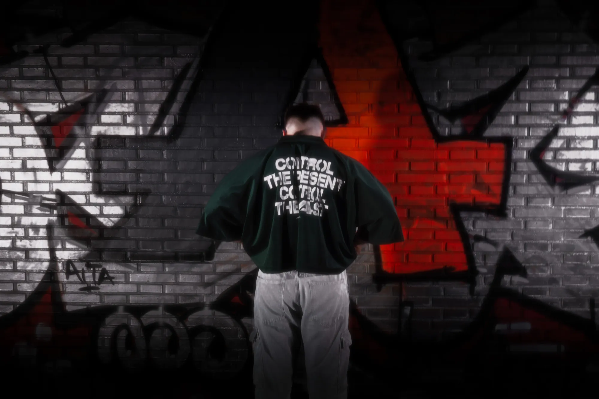 Espalda de la camiseta Control ante el muro de grafiti