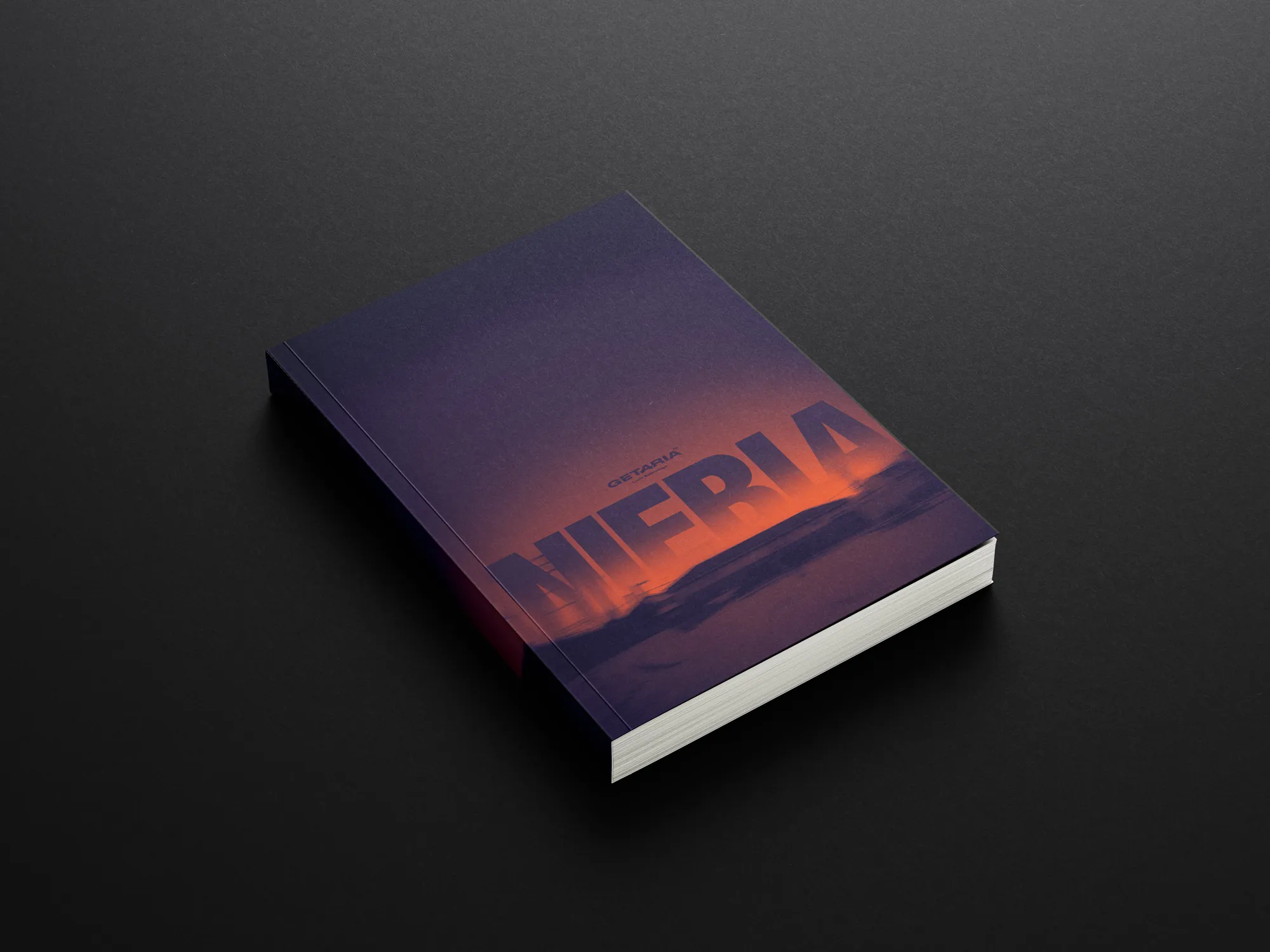 El libro «Niebla» sobre fondo negro