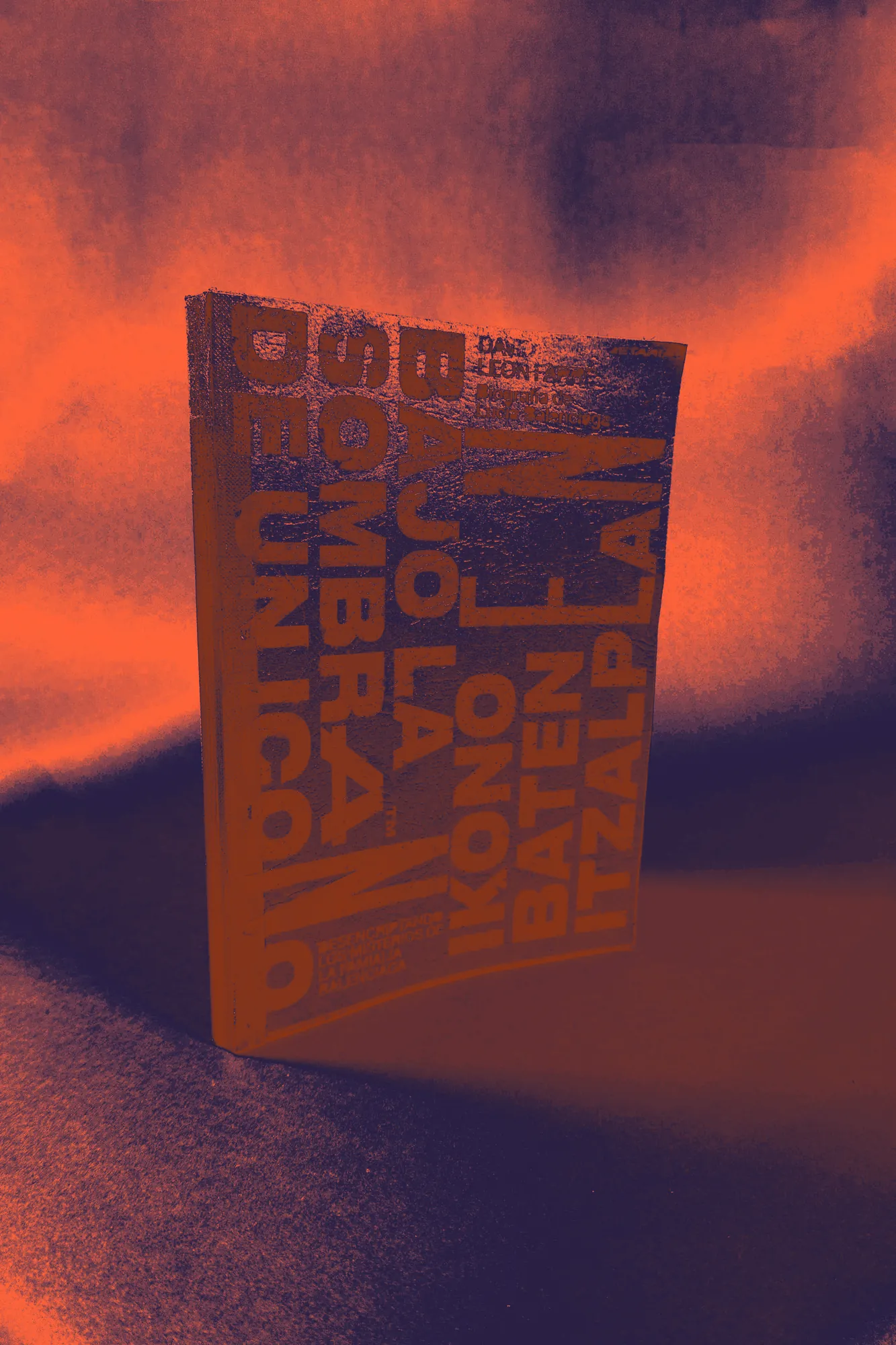 El libro «Niebla» de pie, en naranja y morado