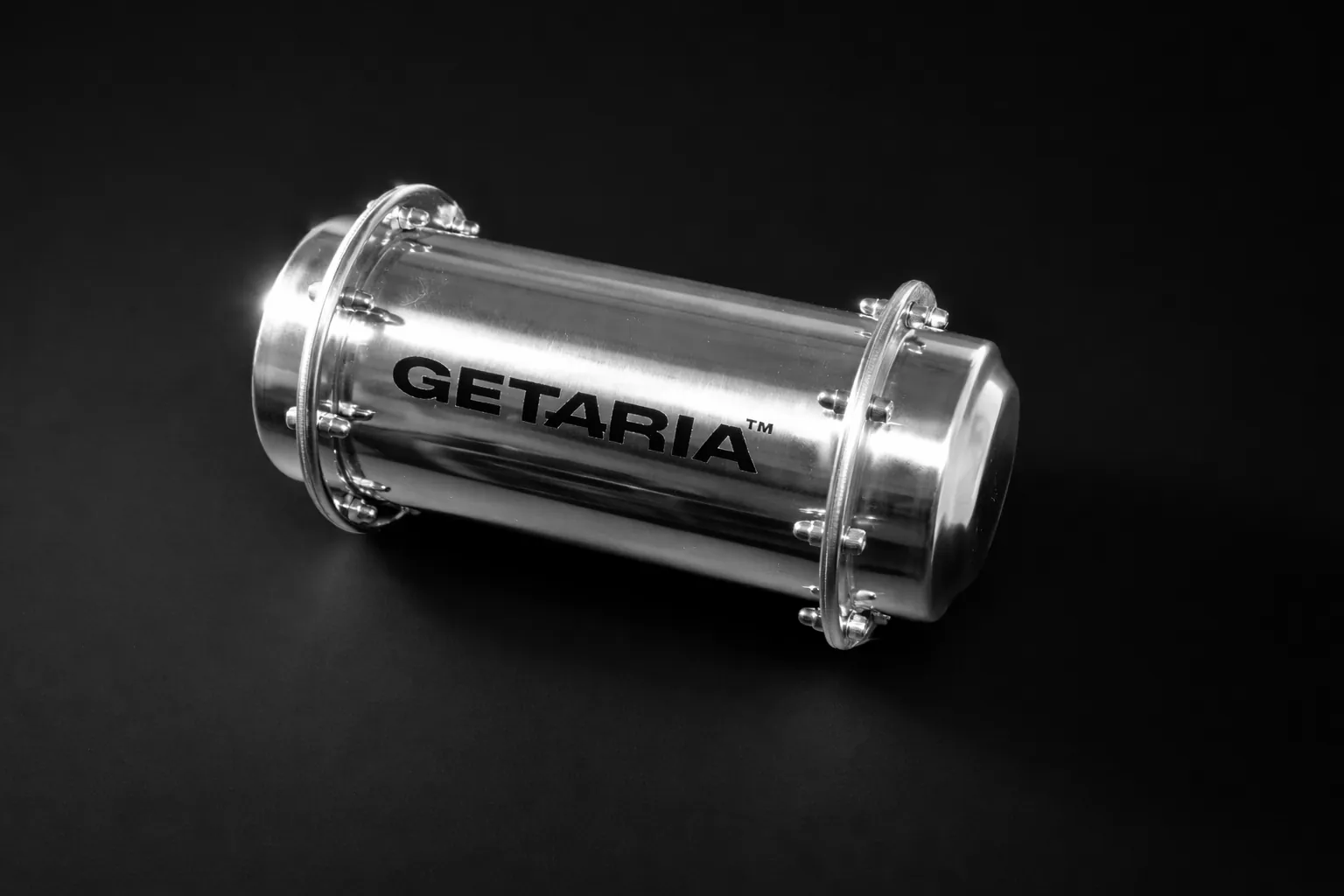 Cápsula del tiempo metálica con el logotipo de Getaria