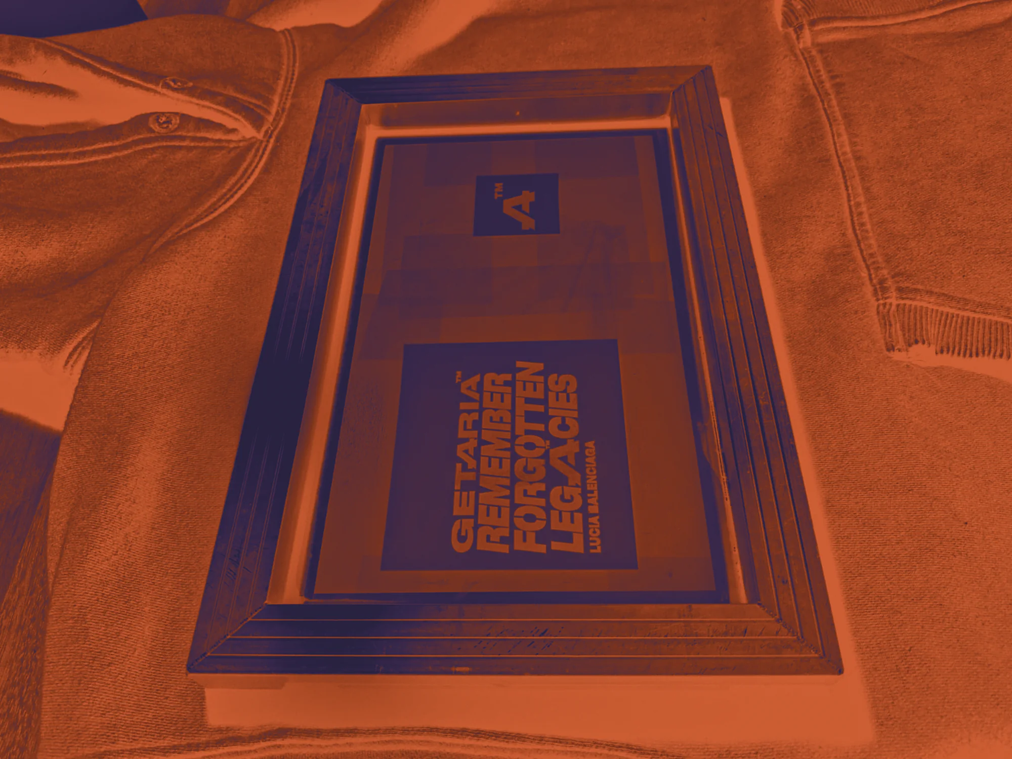 La pantalla de serigrafía con el lema Remember Forgotten Legacies