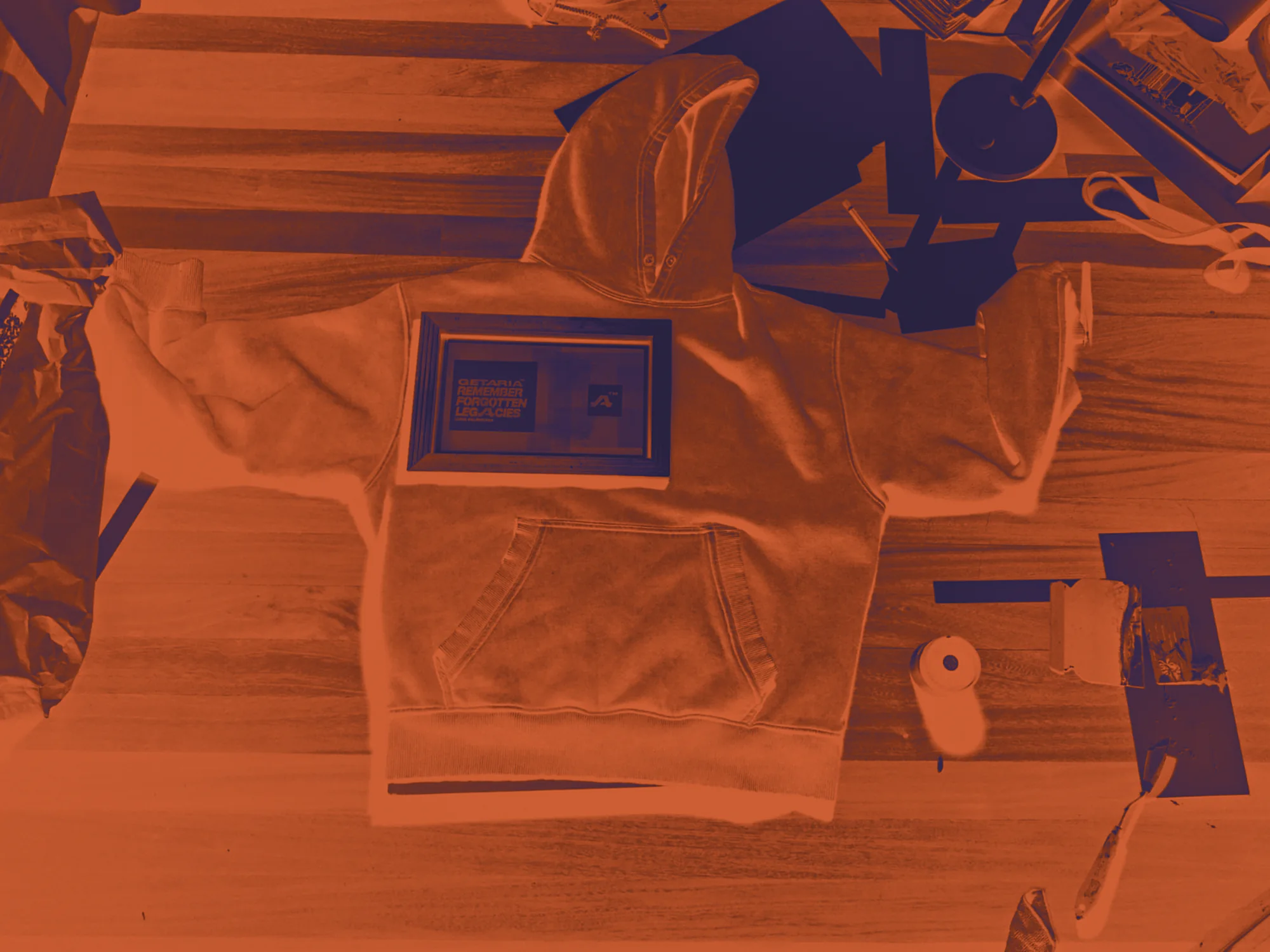 La mesa de trabajo durante el estampado