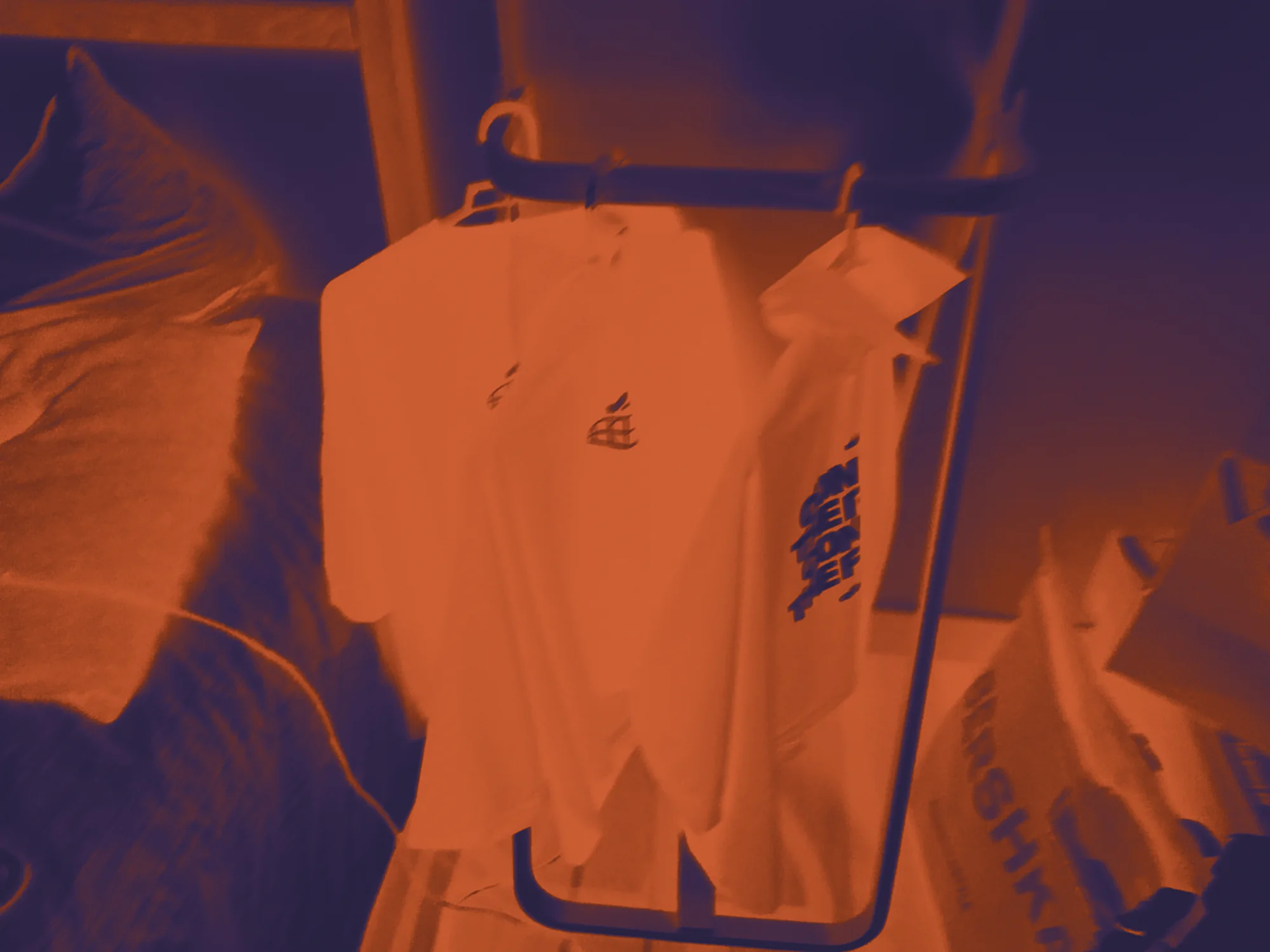 Las prendas ya estampadas, colgadas a secar