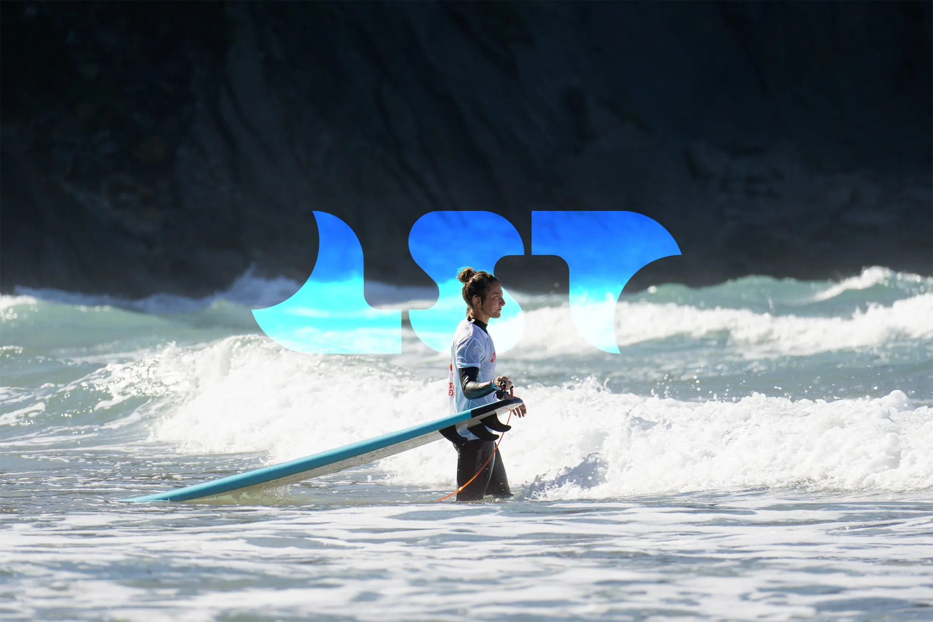 El isotipo en azul sobre una foto de surf