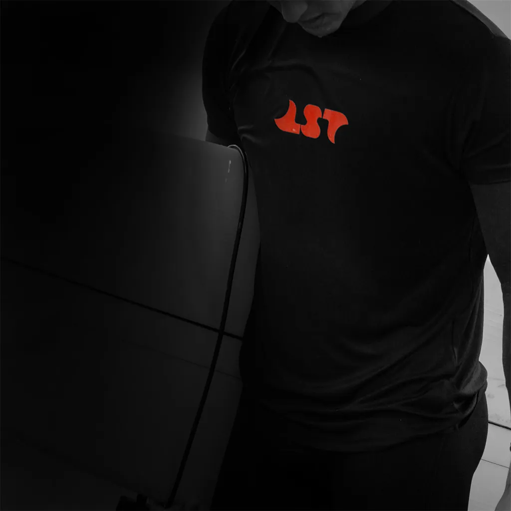Camiseta negra con el isotipo en naranja