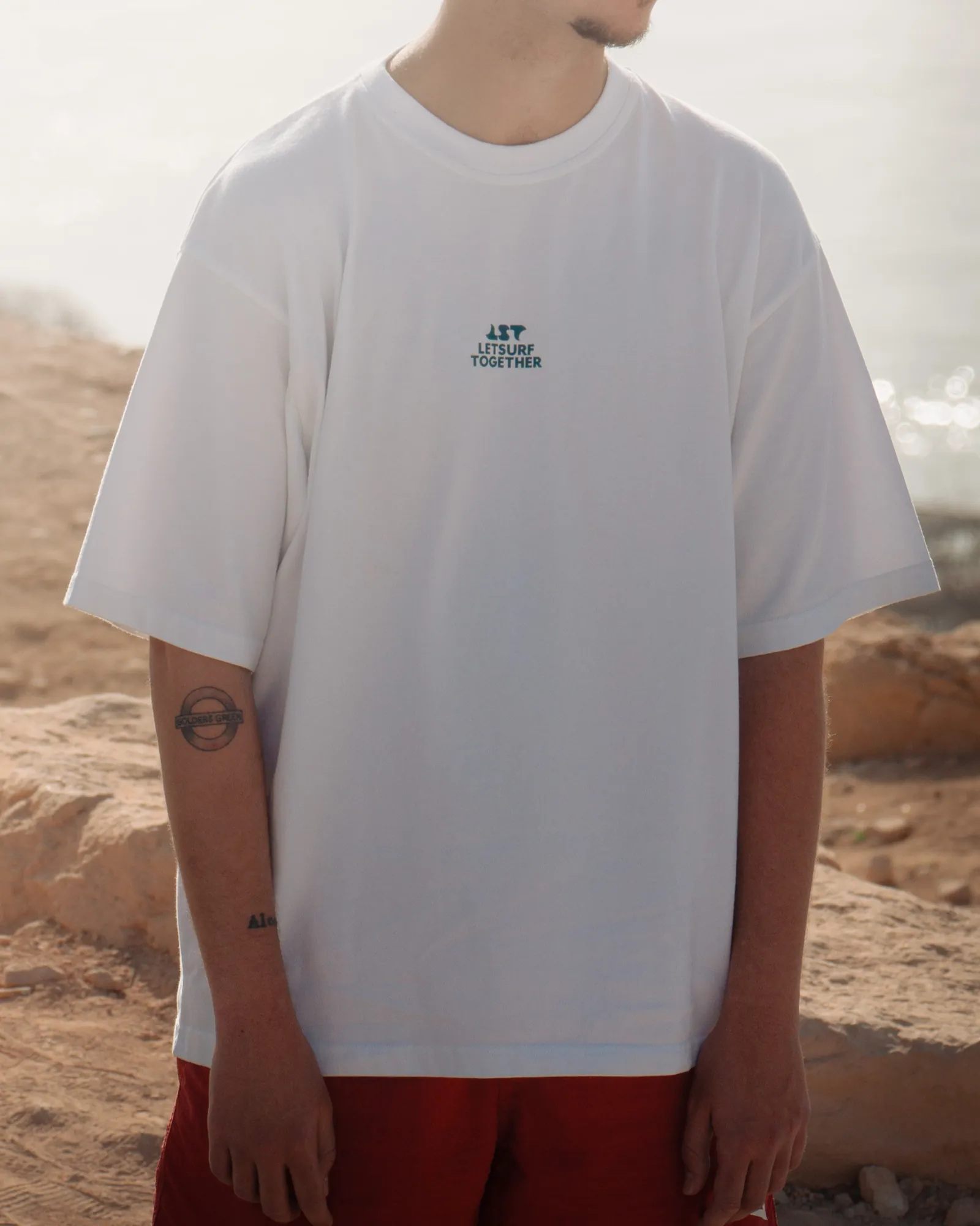 La camiseta blanca, por delante