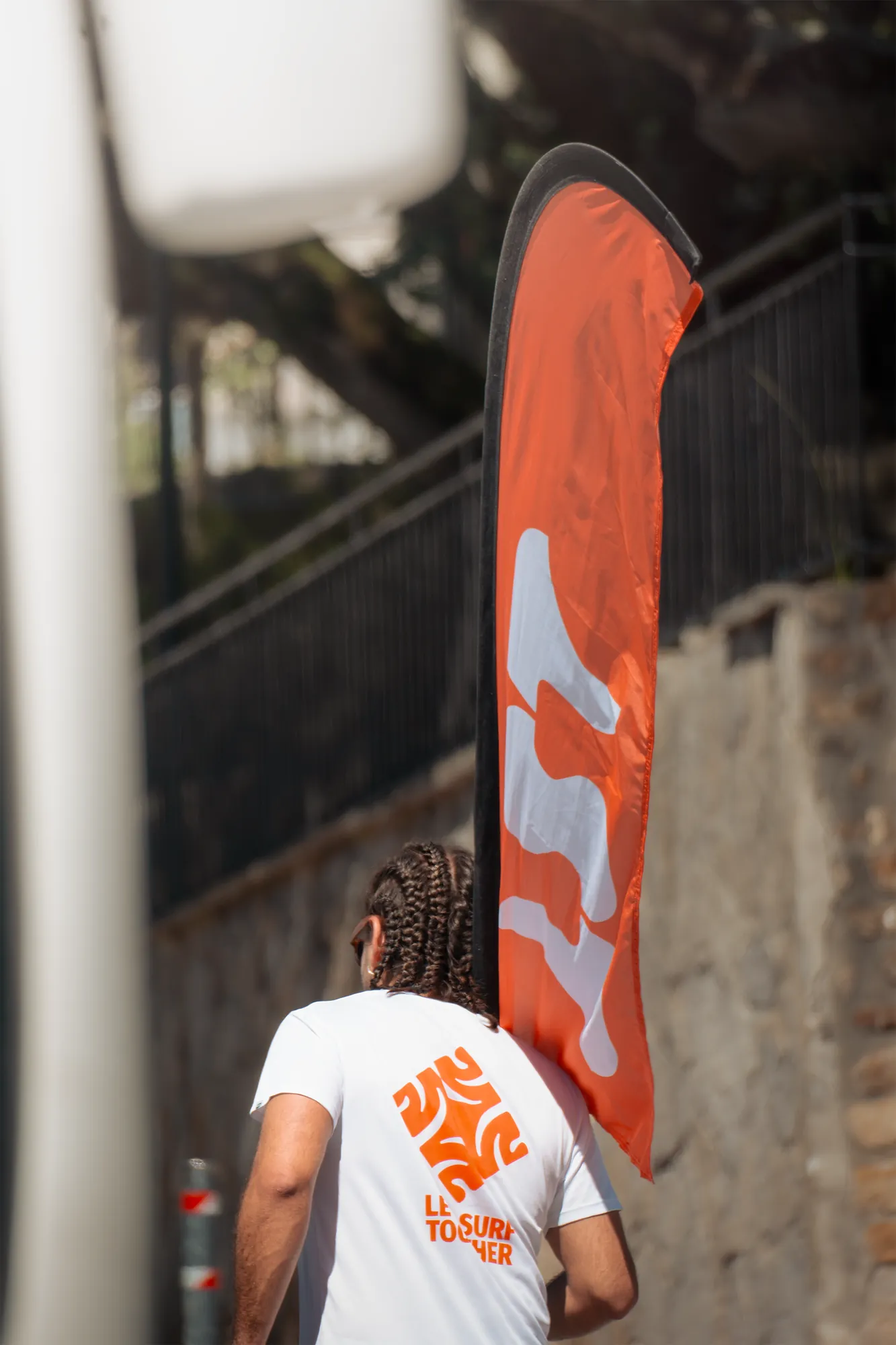 La camiseta junto a una bandera de la marca