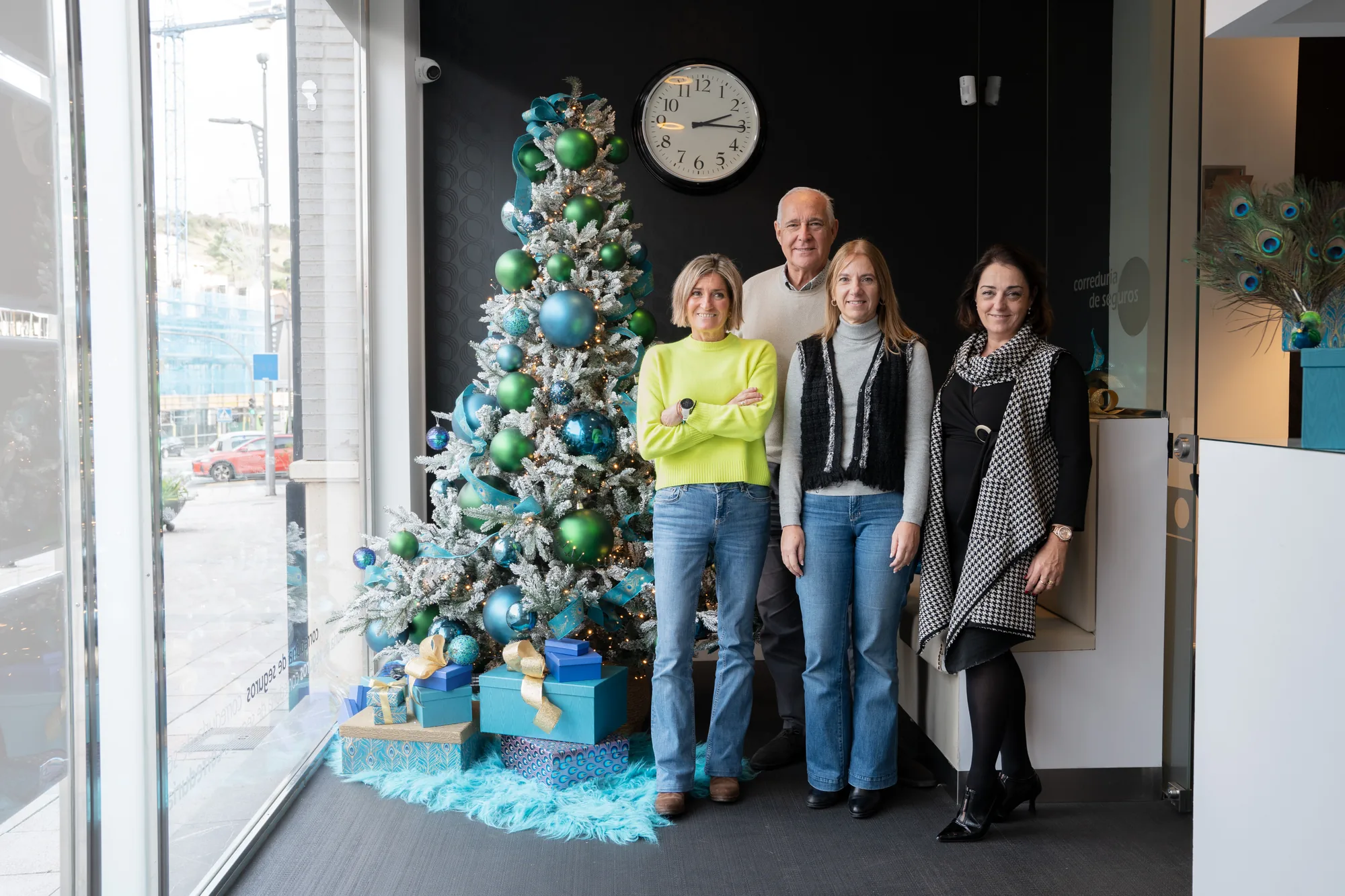 El equipo de la oficina junto al árbol de Navidad
