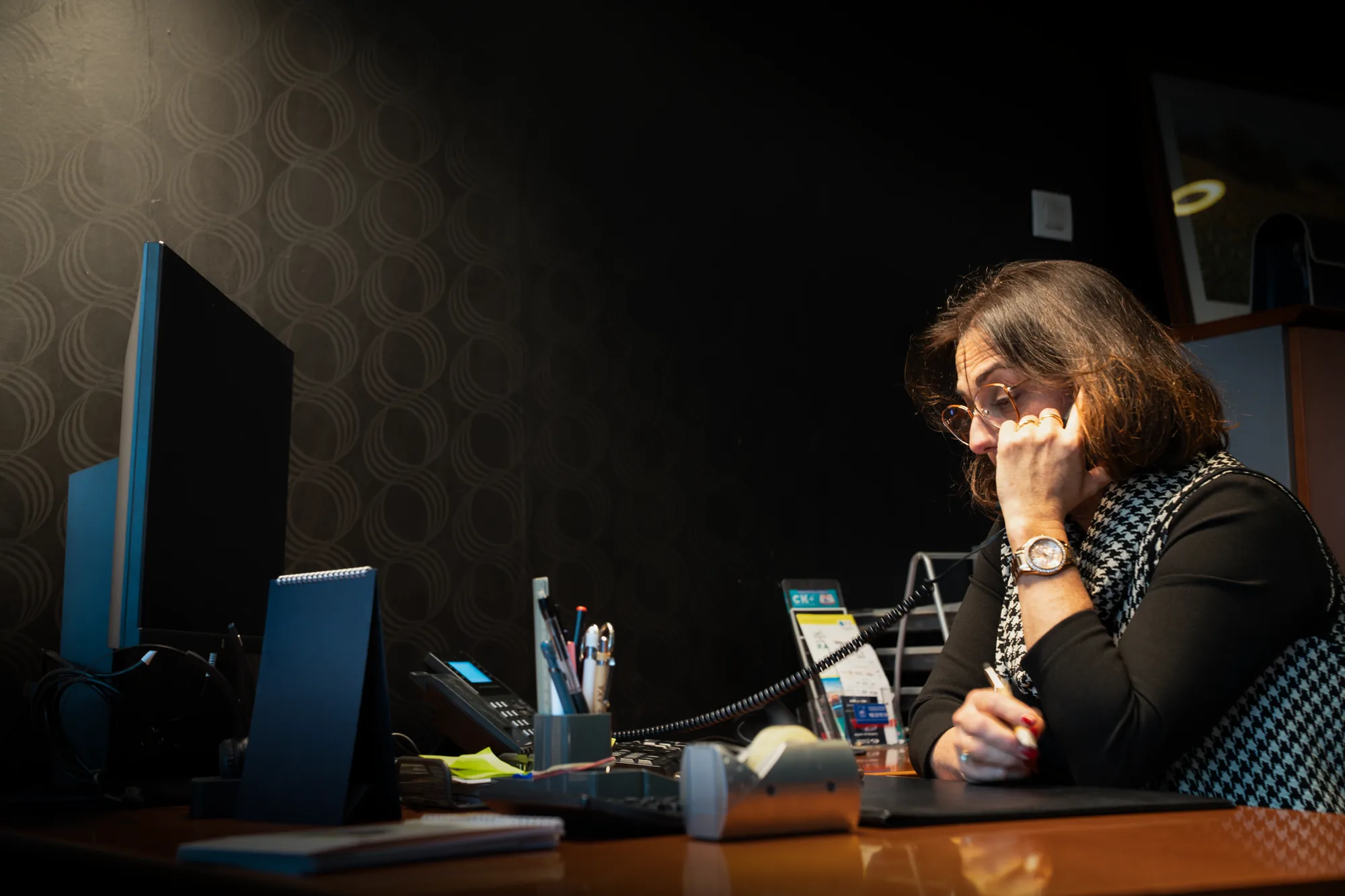 Una de las profesionales de la oficina trabajando en su mesa