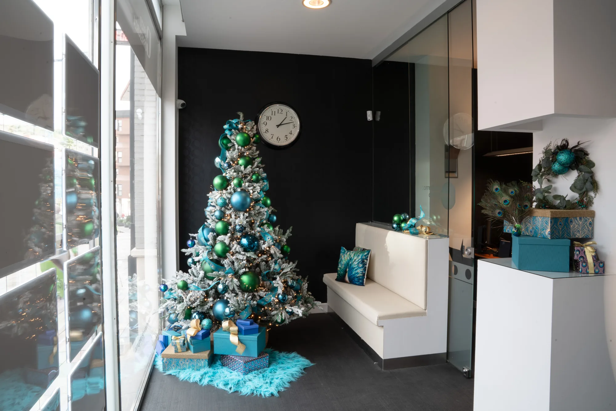 La entrada de la oficina, con el árbol de Navidad y el sofá