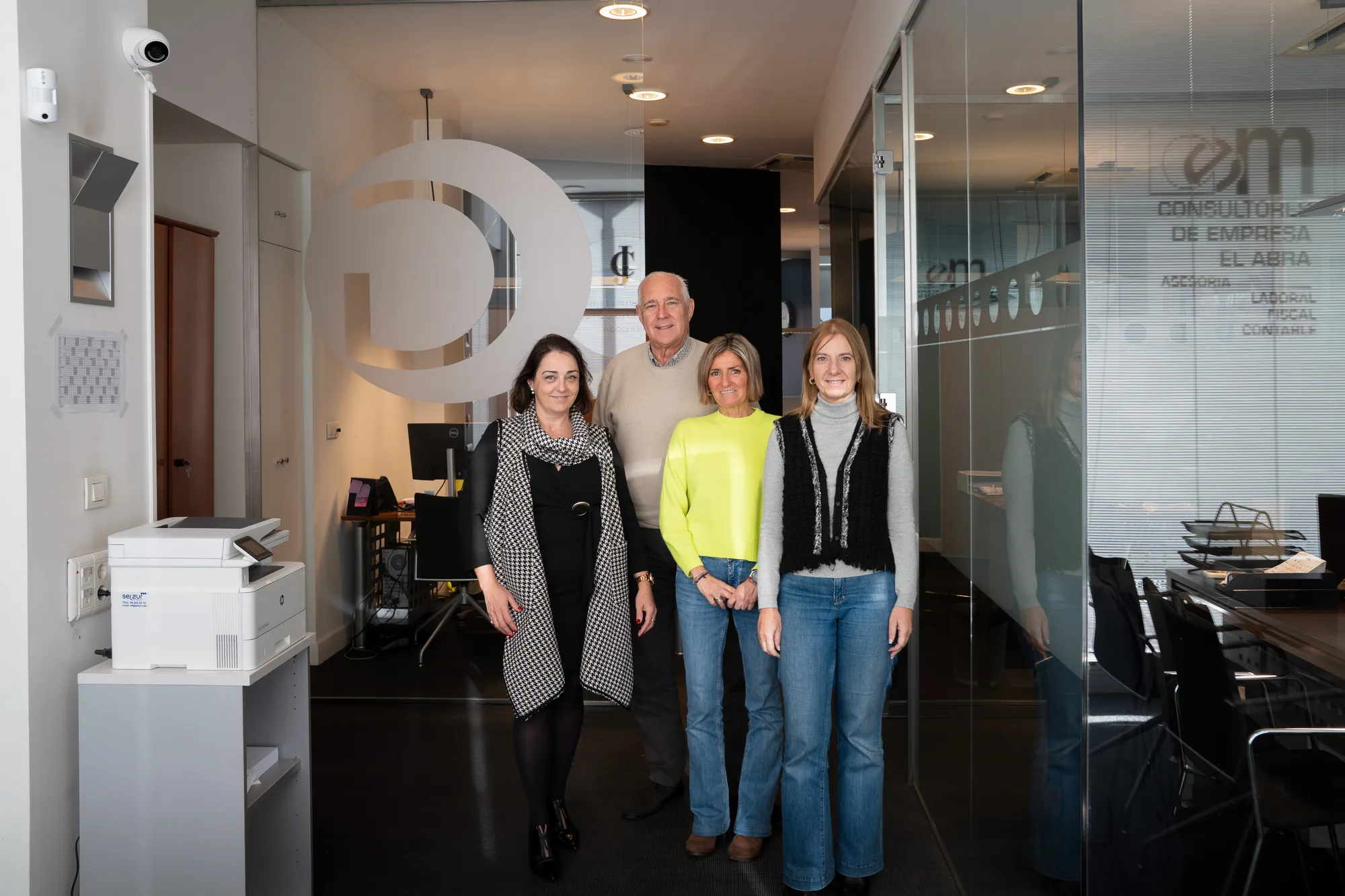 El equipo en el pasillo de la oficina