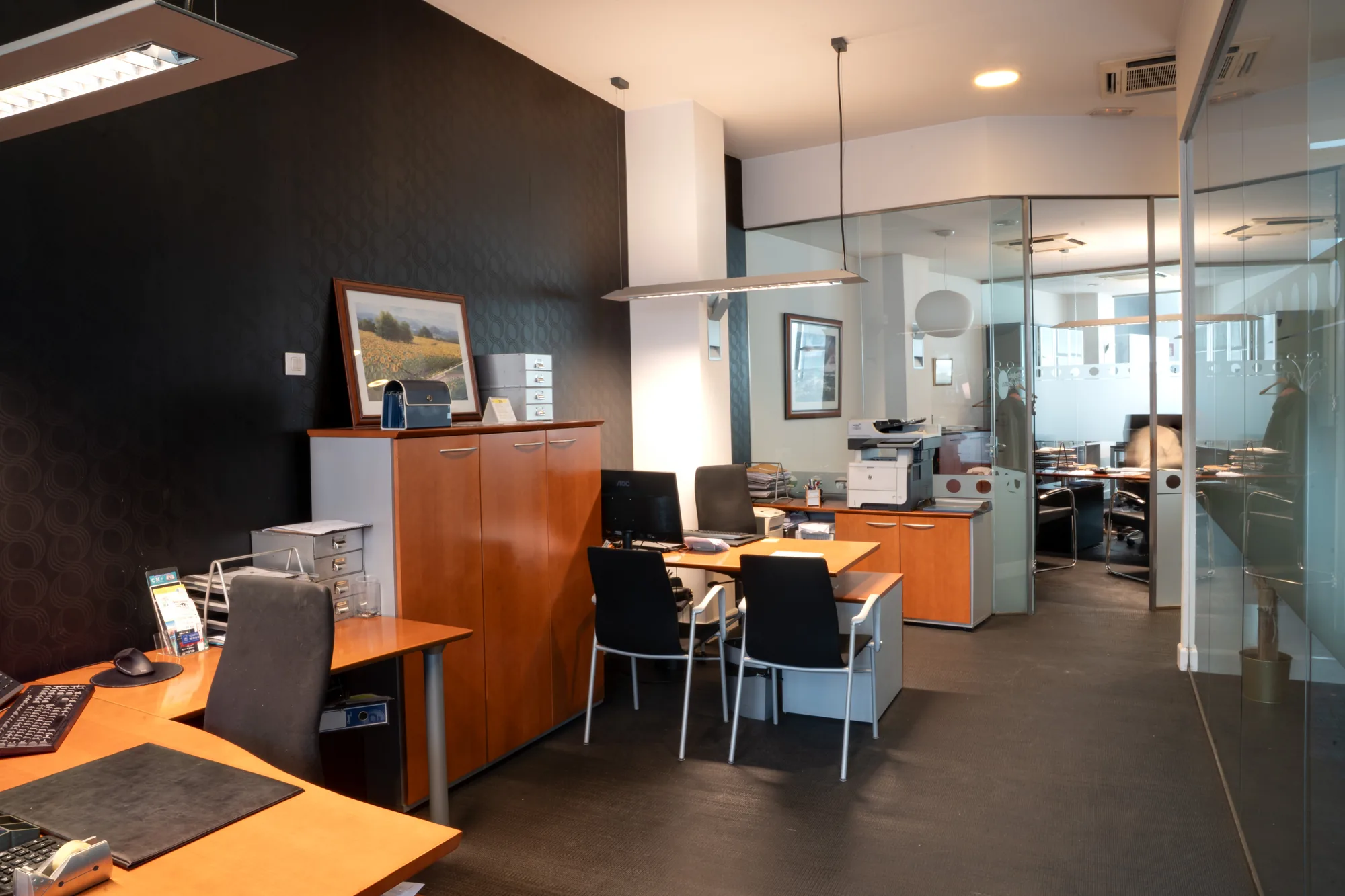 Mesas de trabajo con muebles de madera