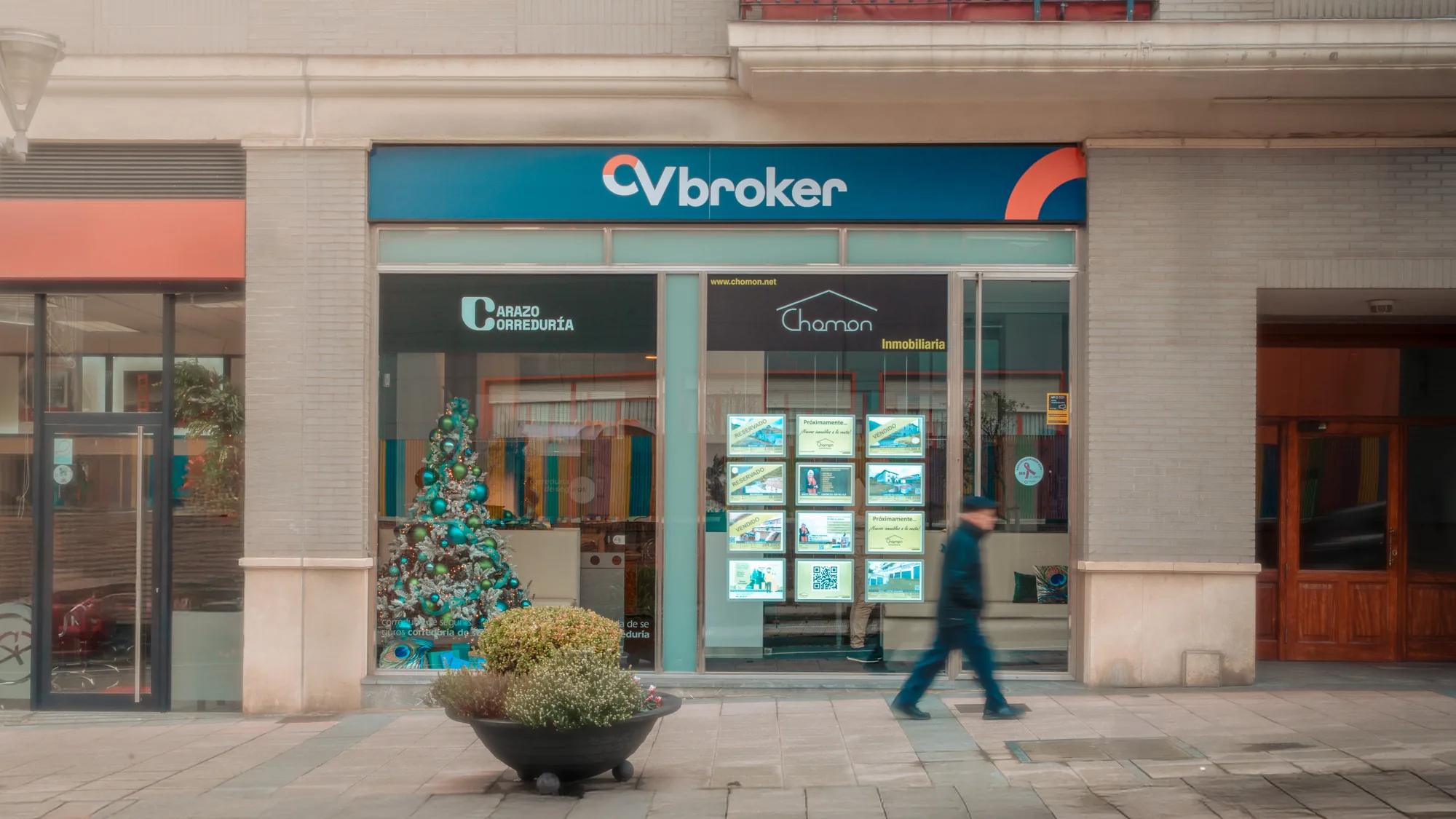 La fachada, con los rótulos de CV Broker y Carazo Correduría