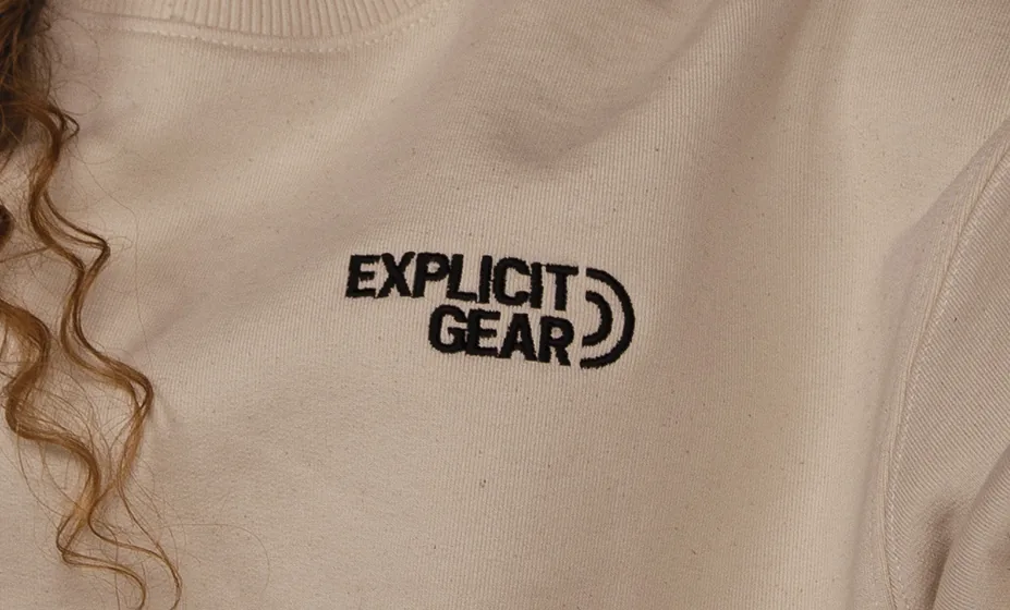 El logotipo en negro en el pecho de una sudadera crema