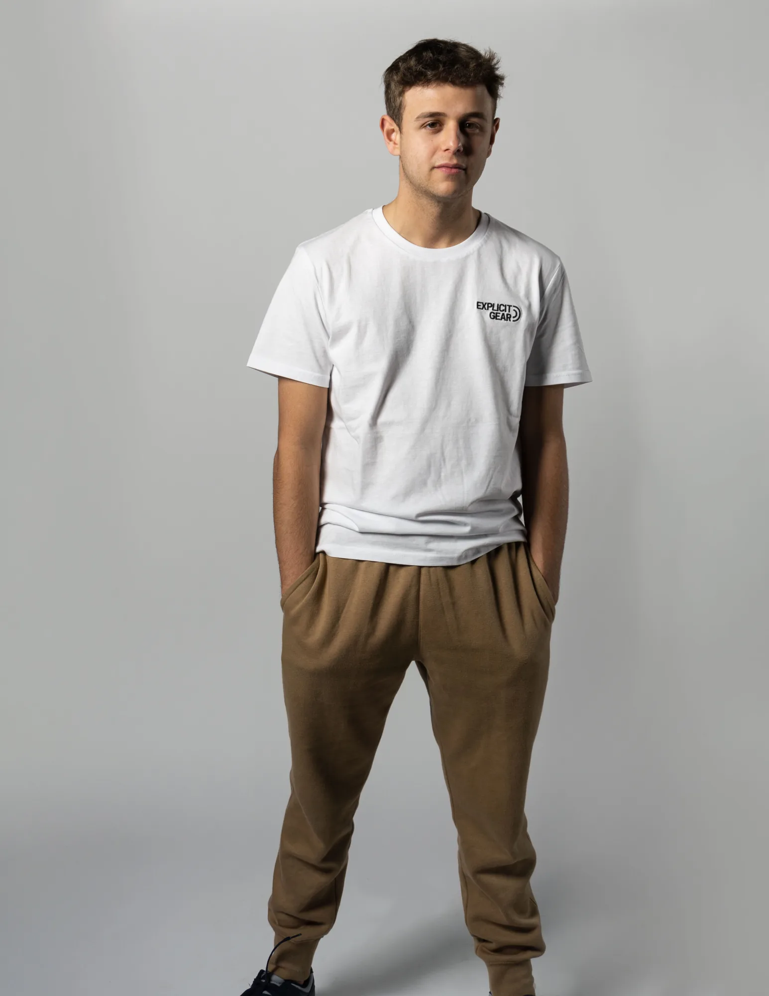 Chico de cuerpo entero con la camiseta blanca de Explicit Gear