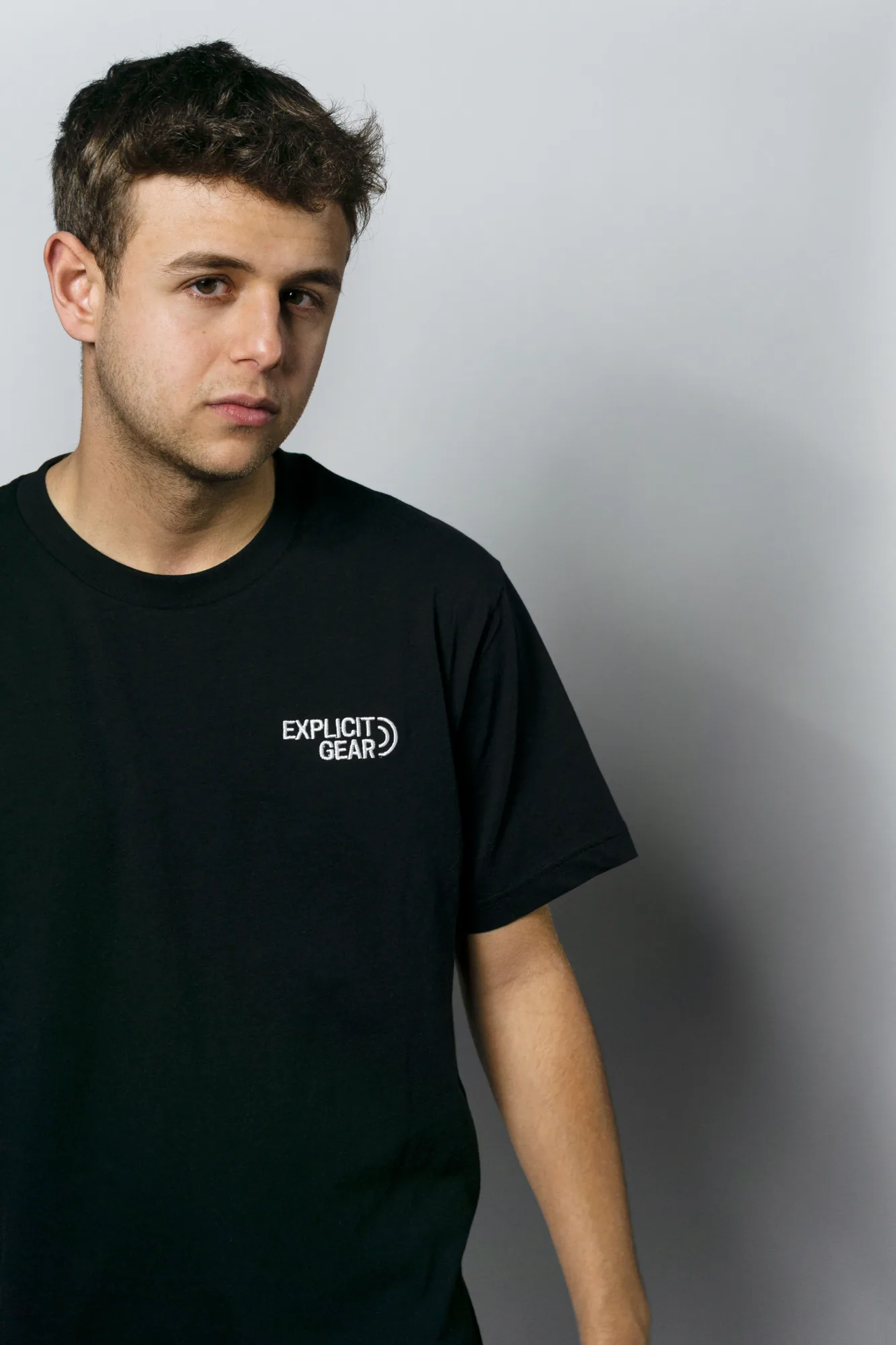 Chico con la camiseta negra de Explicit Gear