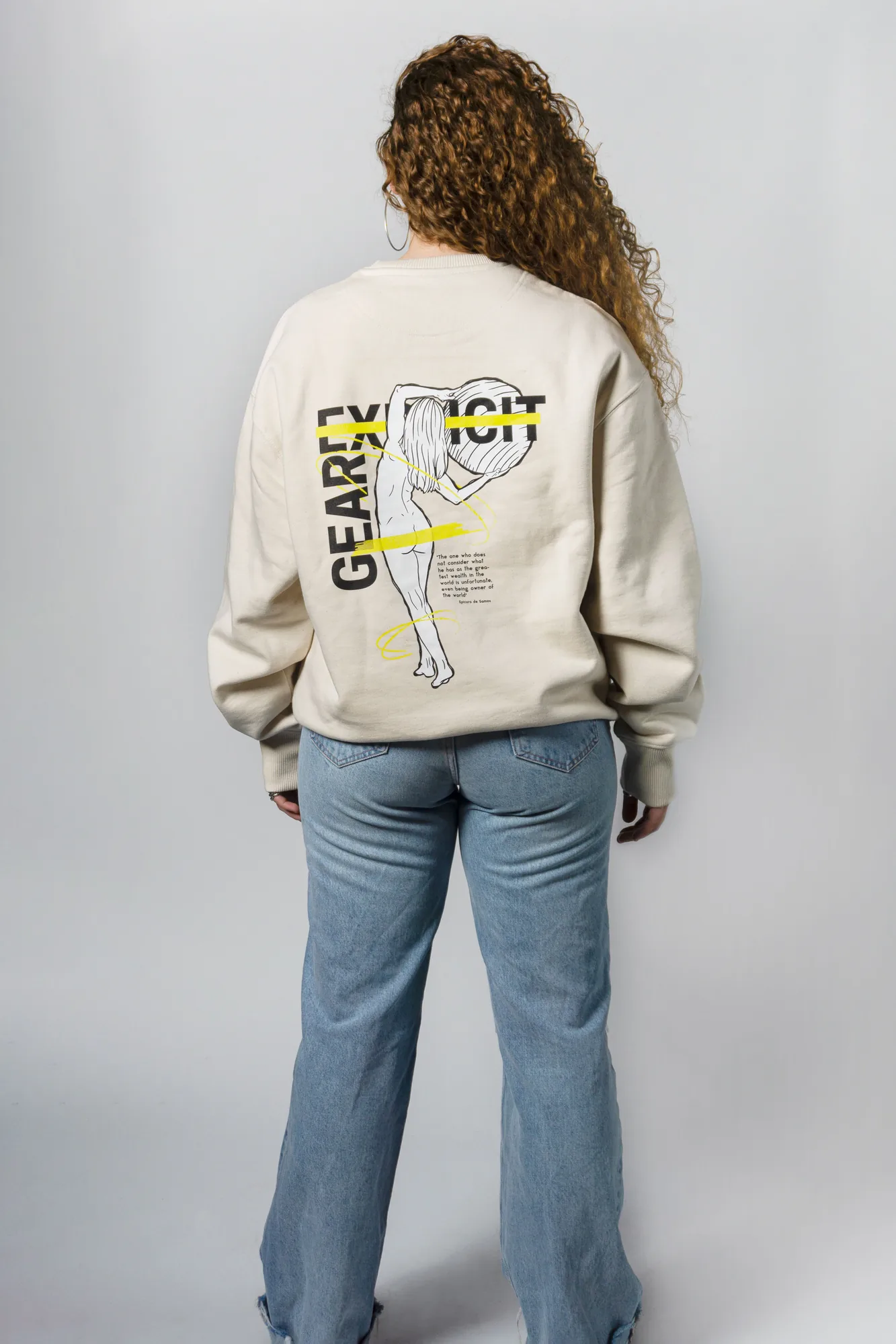 La espalda de la sudadera crema con la gráfica de la escultura
