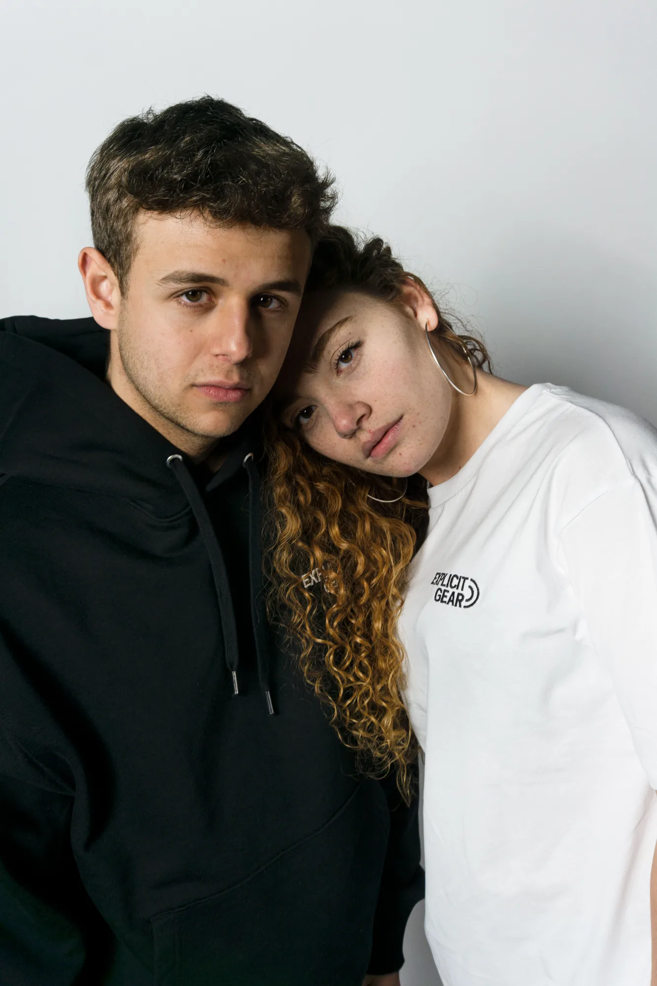 Un chico y una chica de Explicit Gear con las cabezas juntas