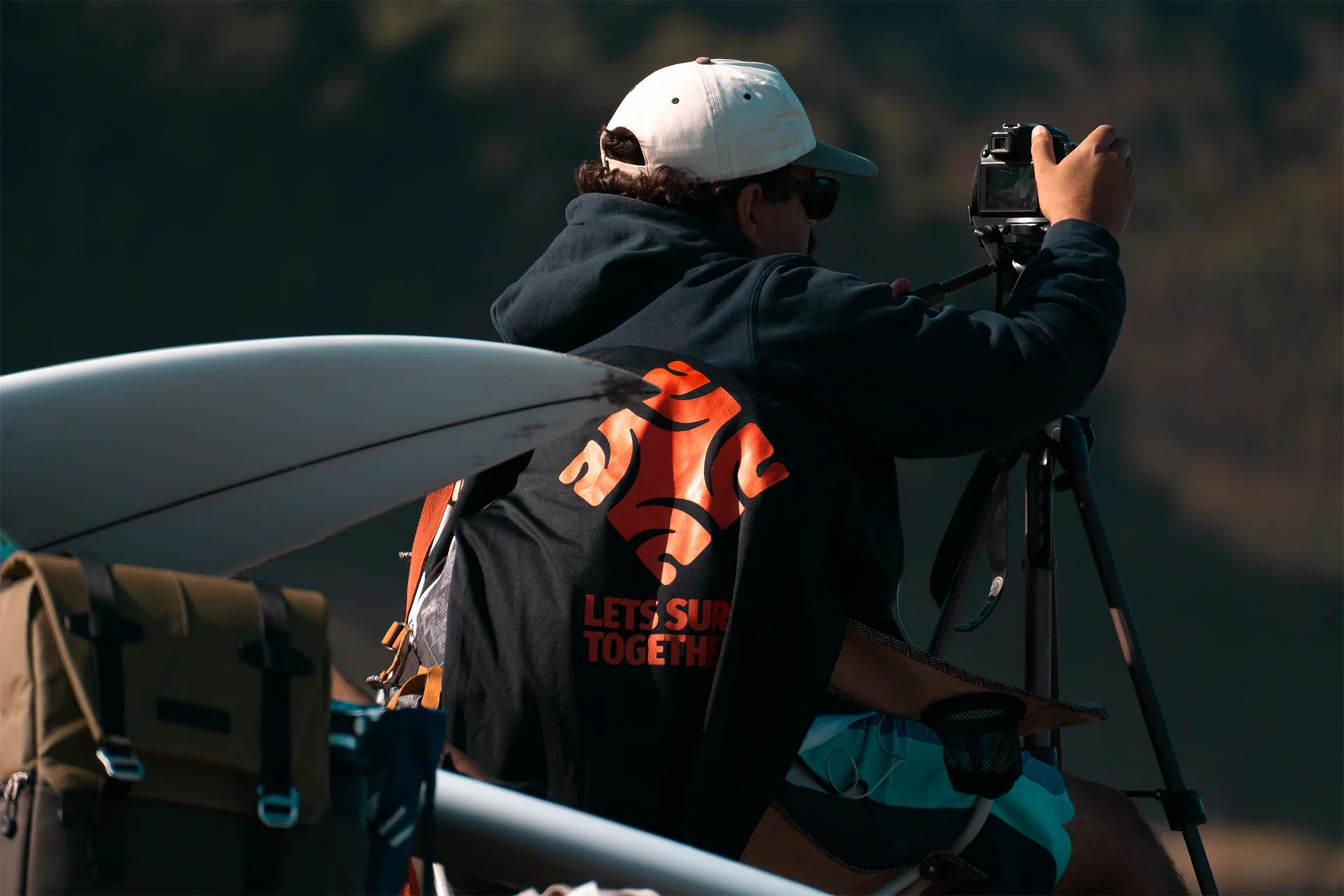 Fotógrafo con cámara y trípode junto a las tablas