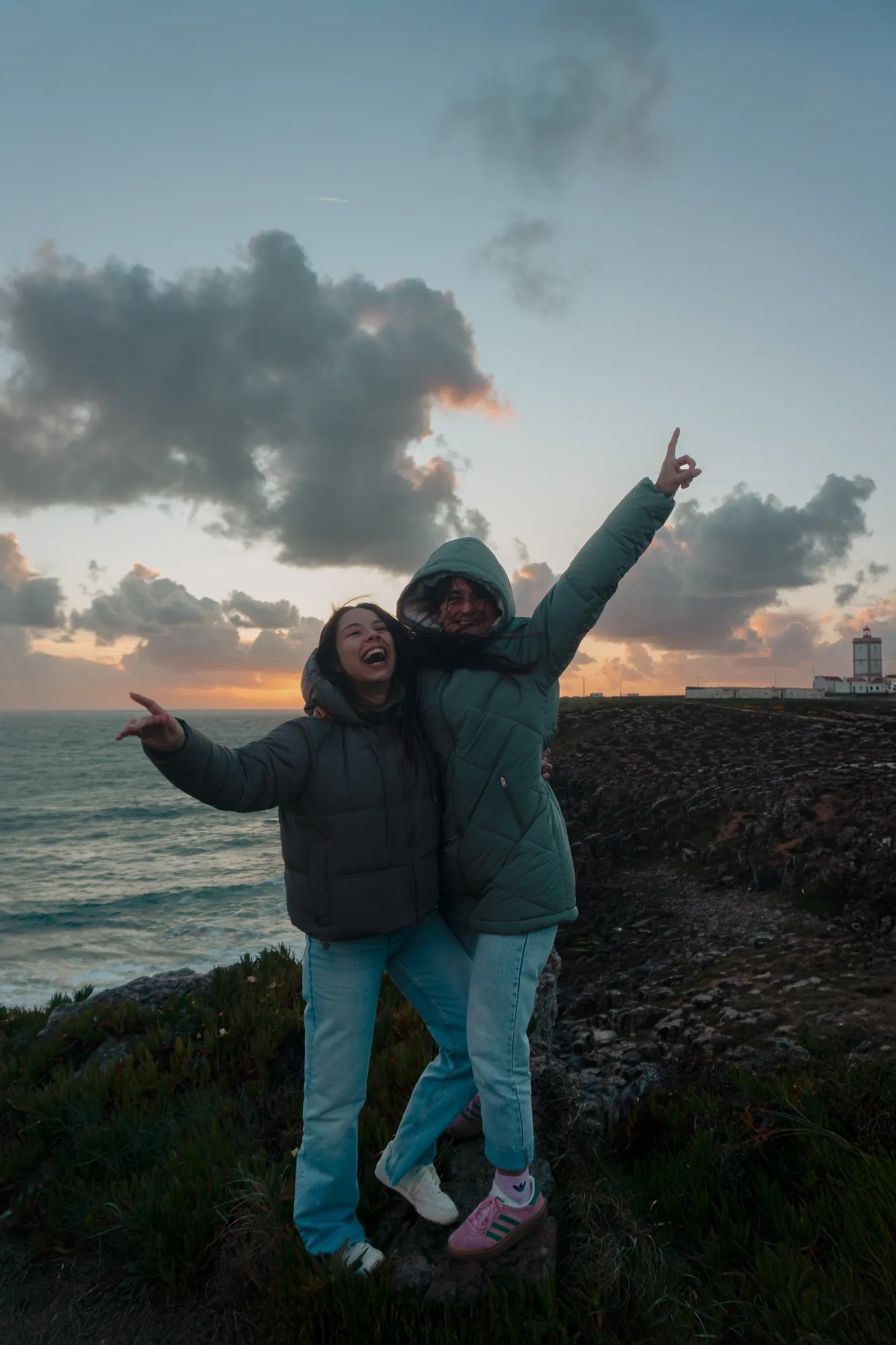 Dos amigos sobre las rocas al anochecer